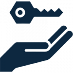 Una llave sobre la mano de una persona.