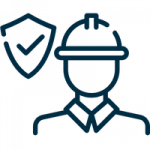 Persona con casco de seguridad y escudo de seguridad